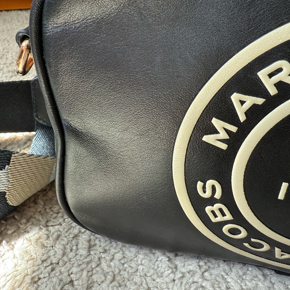 Marc Jacobs Black and Cream Logo Crossbody - Picture 2 of 9